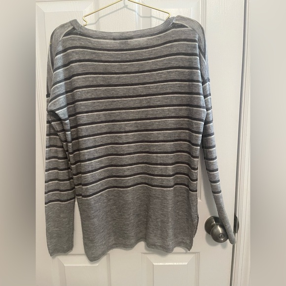 Vince Gray Striped Wool Cashmere Blend Lightweight Sweater XS Quiet Luxury - Picture 3 of 8